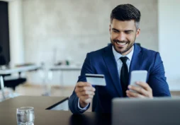 hombre trabajando en una oficina revisando opciones de los mejores préstamos para pymes en méxico en su computadora