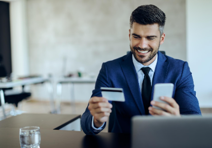 hombre trabajando en una oficina revisando opciones de los mejores préstamos para pymes en méxico en su computadora