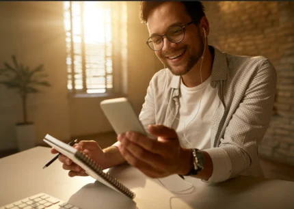 Homem feliz ao solicitar empréstimo