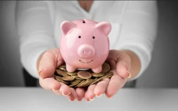 Mulher segurando dinheiro de reserva de emergência.