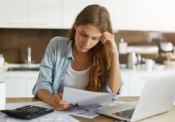 mujer revisando cuentas y facturas para mejorar su score crediticio en Argentina