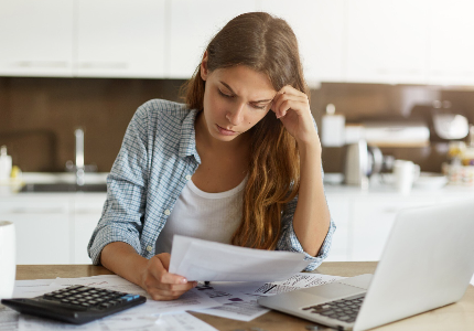 mujer revisando cuentas y facturas para mejorar su score crediticio en Argentina