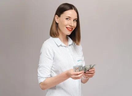 Mulher segurando dinheiro do empréstimo Paketá.