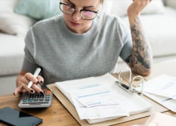 Jovem PJ calculando Imposto de Renda 2026.