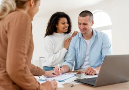 Casal encontra empréstimo liberado com facilidade em banco.