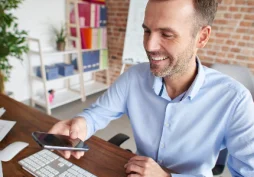 Usuario consultando préstamos con CVU en una billetera virtual desde su teléfono móvil en Argentina