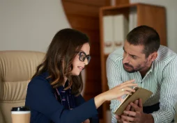 Persona organizando sus finanzas personales con asesor financiero para salir del endeudamiento y mejorar el control del dinero
