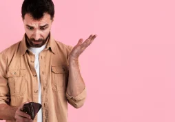 Homem olhando a carteira vazia preocupado após perceber que o empréstimo aprovado não caiu na conta