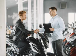 Guía completa para financiar tu próxima moto: cuotas fijas, créditos bancarios y cómo ganarle a la inflación este año.