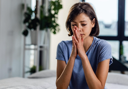 Mulher preocupada pensando em crédito após análise de risco financeiro pelo banco