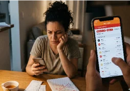 Pessoa analisando pequenos gastos no celular e percebendo sinais de descontrole financeiro