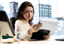 Aprende cómo el banco evalúa tu riesgo financiero y si eres un cliente confiable o un riesgo.